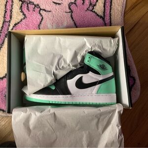 Jordan 1 Retro High OG Green Glow (GS 7Y)